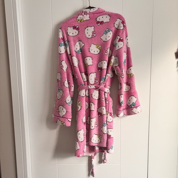 Hello Kitty Pink Robe - Picture 5 of 5